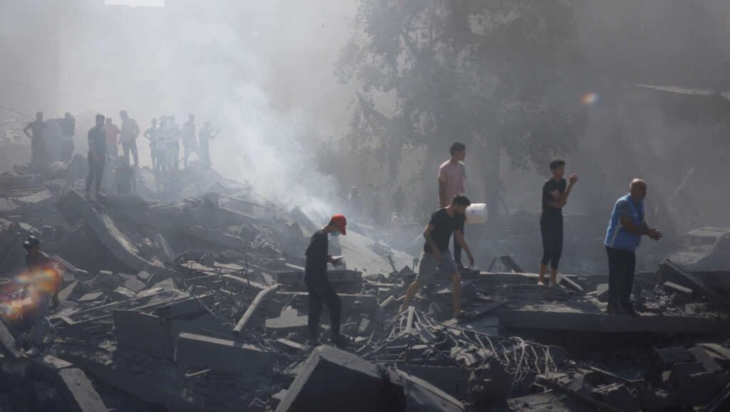 Palestinians gather at the site of Israeli strikes on houses, in Khan Younis Palestinians gather at the site of Israeli strikes on houses, as the conflict between Israel and Palestinian Islamist group Hamas continues, in Khan Younis in the southern Gaza Strip, October 26, 2023. REUTERS/Mohammed Salem