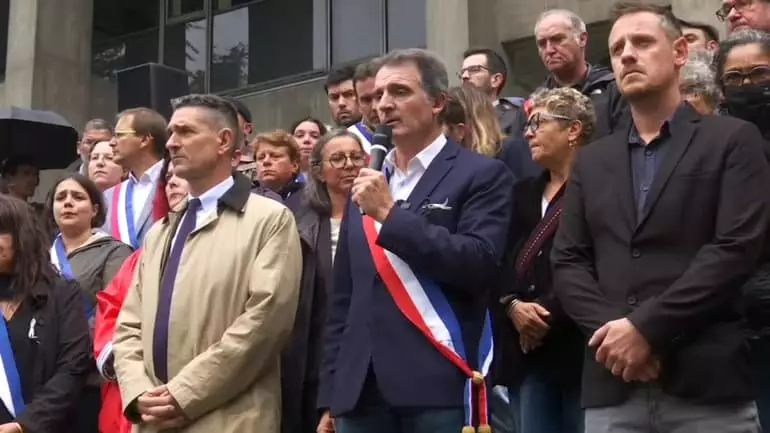 "Il a perdu la vie dans l'exercice de ses fonctions. Nous sommes en deuil en hommage à un agent public, un père, un grand-père, un militant syndical, un camarade, un collègue, une figure appréciée de toutes et tous", a déclaré Éric Piolle, le maire de Grenoble avec émotions, lors d'un hommage à l'agent municipal tué par balle dimanche matin.