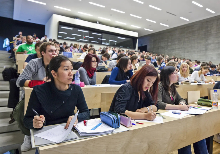 Trop de Français étudiants en Belgique et en Suisse ?