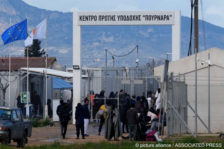 Entrée du camps d'évacuation à Chypre - Actuellement utiliser pour retenir les migrants illégaux.