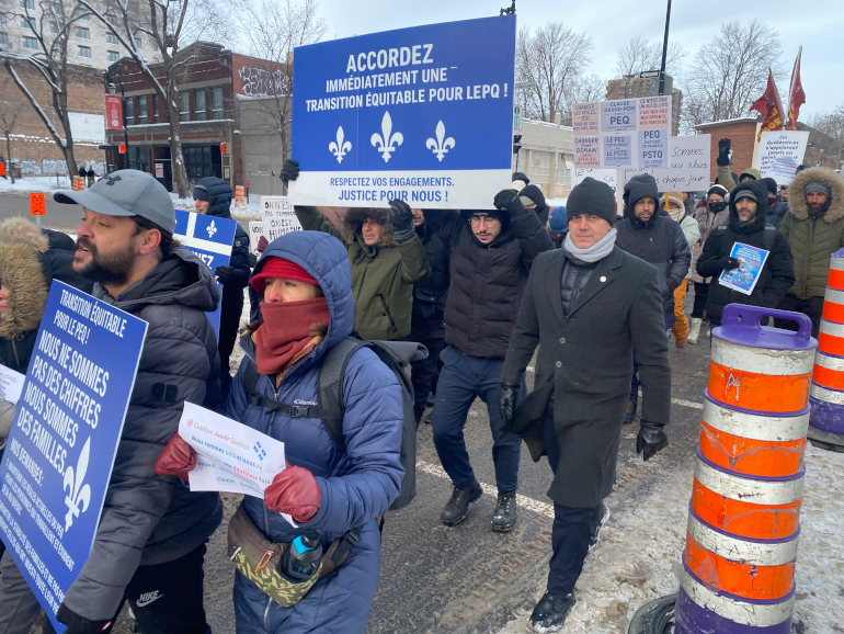 Florent PIGEYRE à la manifestation contre la fin abrupte du PEQ à Montréal sur la droite