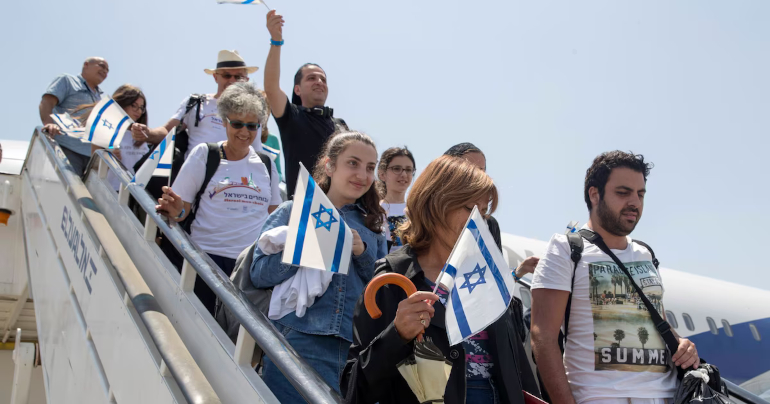 Des Français juifs à leur arrivée en Israël, à l’aéroport Ben-Gourion de Tel-Aviv, le 20 juillet 2016.