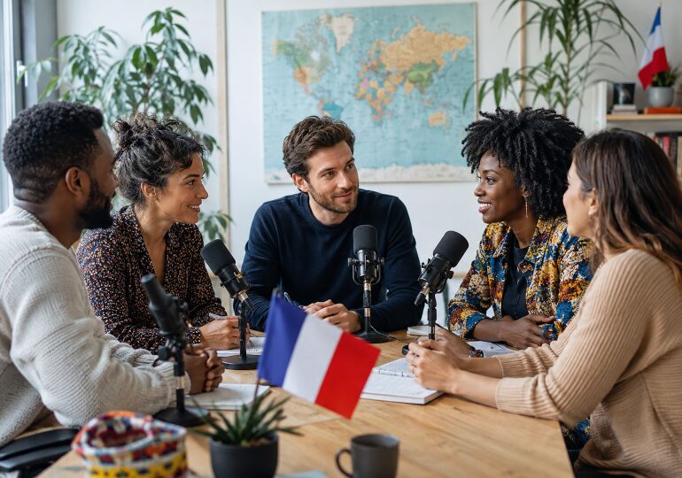Françaises et Français échangeant sur les élections consulaires - illustration
