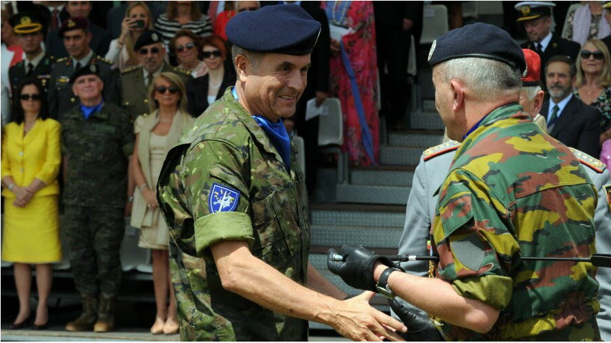 Le général Alfredo Ramirez (à gauche) succède à la tête du Corps européen au général Guy Buchsenschmidt