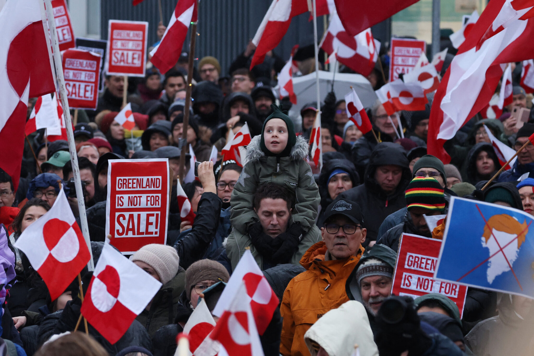 Les habitants de Nuuk sont descendus dans la rue pour dire qu’ils refusent l’annexion de leur pays par les USA. © SEAN GALLUP / GETTY IMAGES EUROPE / Getty Images via AFP