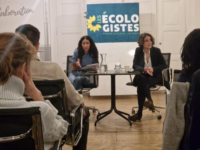 Ilham Chahdi, tête de liste « Les Écologistes et Place publique » lors d'une réunion publique avec la sénatrice Mélanie Vogel