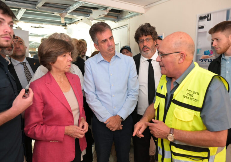 Arrivée samedi soir à Tel-Aviv, Catherine Colonna souhaitait être "aux côtés de nos compatriotes dans l'épreuve". La ministre des Affaires étrangères a rencontré ce dimanche, avec le député des Français de l'étranger, Meyer Habib, des familles françaises dont l'un des proches a disparu après l'attaque terroriste menée par le Hamas.