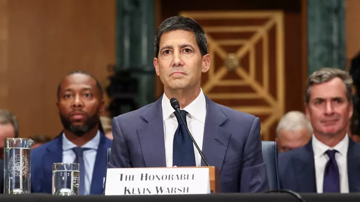 Kevin Warsh, désigné par le président Donald Trump pour le poste de président de la Fed, est auditionné par la commission bancaire du Sénat, à Washington, le 21 avril 2026.