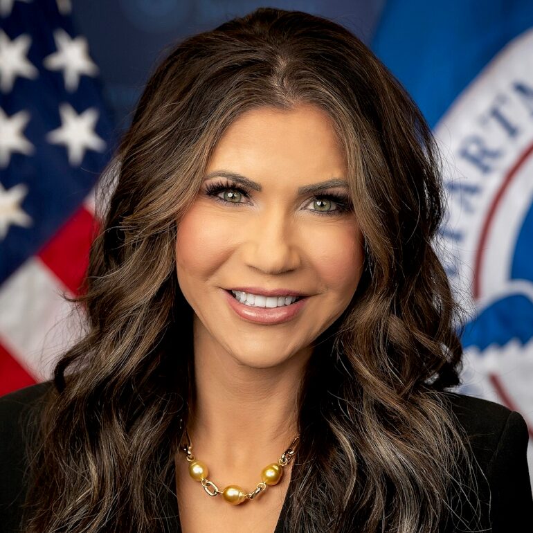 Portrait officiel de Kristi Noem Secretary of Homeland Security