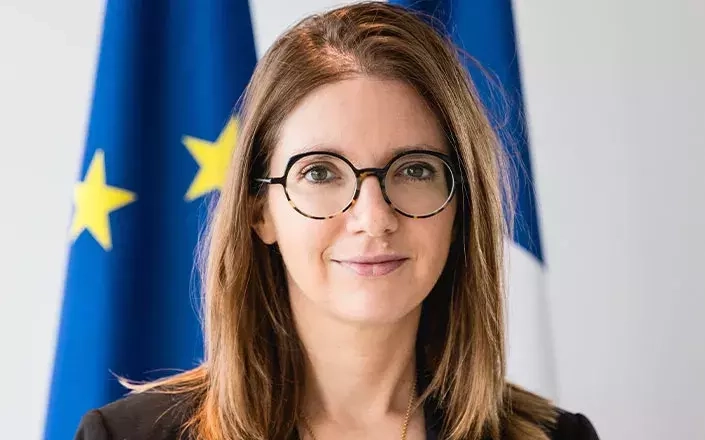 Aurore Bergé, ancienne ministre, redevenue députée, s'exprimant sur la proposition de LFI de lancer une procédure de destitution contre Emmanuel Macron : « proposition infondée juridiquement et irresponsable politiquement ». Cette dernière a considéré « qu’utiliser la destitution comme outil de combat politique » c’était « jouer avec la démocratie ». La proposition a été rejetée par tous les partis sauf la France Insoumise. 