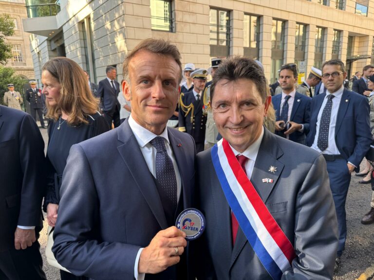 À Londres, remise de la rondache 17Cyber au Président de la République_ de la part de Jérôme Notin (8 juillet 2025)
