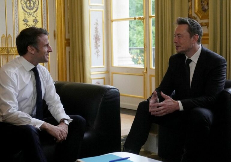 «Voilà dix ans, si on nous avait dit que le propriétaire d'un des plus grands réseaux sociaux du monde soutiendrait une nouvelle internationale réactionnaire et interviendrait directement dans les élections, y compris en Allemagne? Qui l'aurait imaginé ?», a lancé le président Macron lors d'une allocution devant les ambassadeurs français, en référence au soutien continu du milliardaire américain au parti d'extrême droite allemand Alternative für Deutschland (AfD).