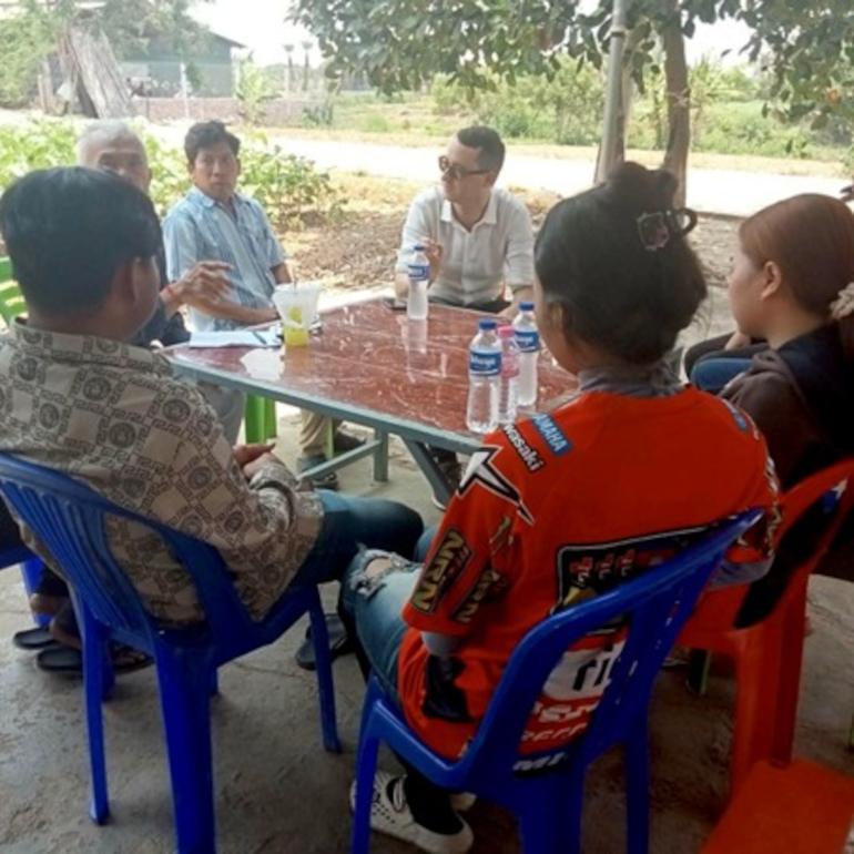 Matthias Vazquez tête de liste « Le relais citoyen des Français du Cambodge » échange autour d'un projet agricole à dimension sociale