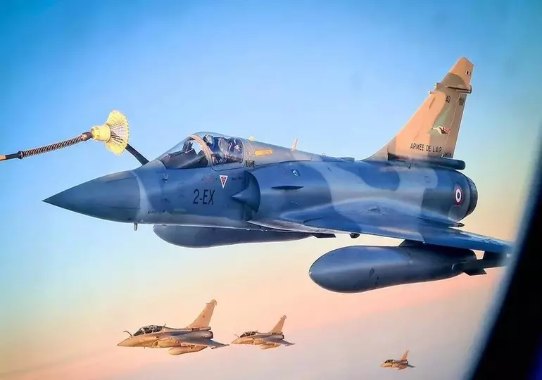 Guerre en Ukraine : Emmanuel Macron annonce la livraison d’avions de chasse et le renfort d’instructeurs militaires