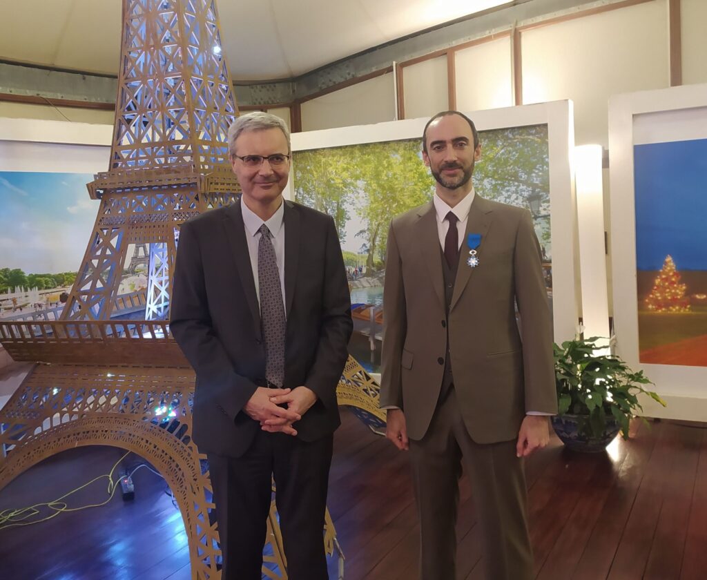 Nicolas Leymonerie (à droite), tête de liste « Vivre au Vietnam – Solidarité française et francophonie »