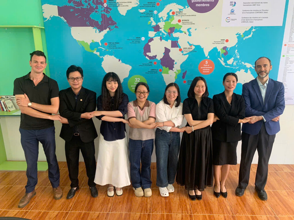 Nicolas Leymonerie (à droite), tête de liste « Vivre au Vietnam – Solidarité française et francophonie » au Centre francophone Dalat