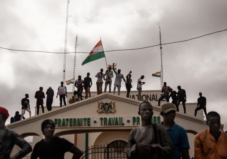 Le régime militaire du Niger issu d'un coup d'Etat a accusé mercredi les "forces françaises" d'avoir violé la fermeture de l'espace aérien nigérien, en vigueur depuis dimanche, et d'avoir "d'une facon unilatérale libéré des terroristes prisonniers", le mot "terroriste" désignant des jihadistes armés.
