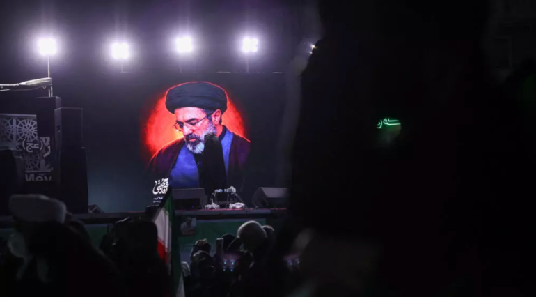 Le nouveau guide suprême Mojtaba Khamenei sur un écran à Téhéran, en Iran, le 9 mars 2026.