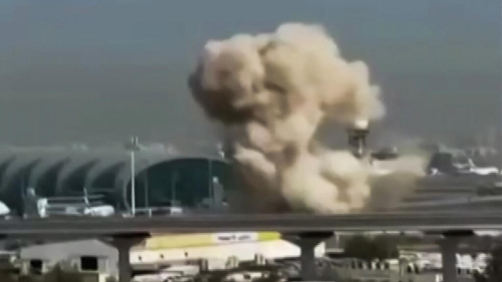 Un nuage de fumée s'élève au-dessus de l'aéroport de Dubaï, le 7 mars 2026. Suite aux attaques iraniennes, le deuxième aéroport mondial en termes de passagers en 2025, fonctionne au ralenti.