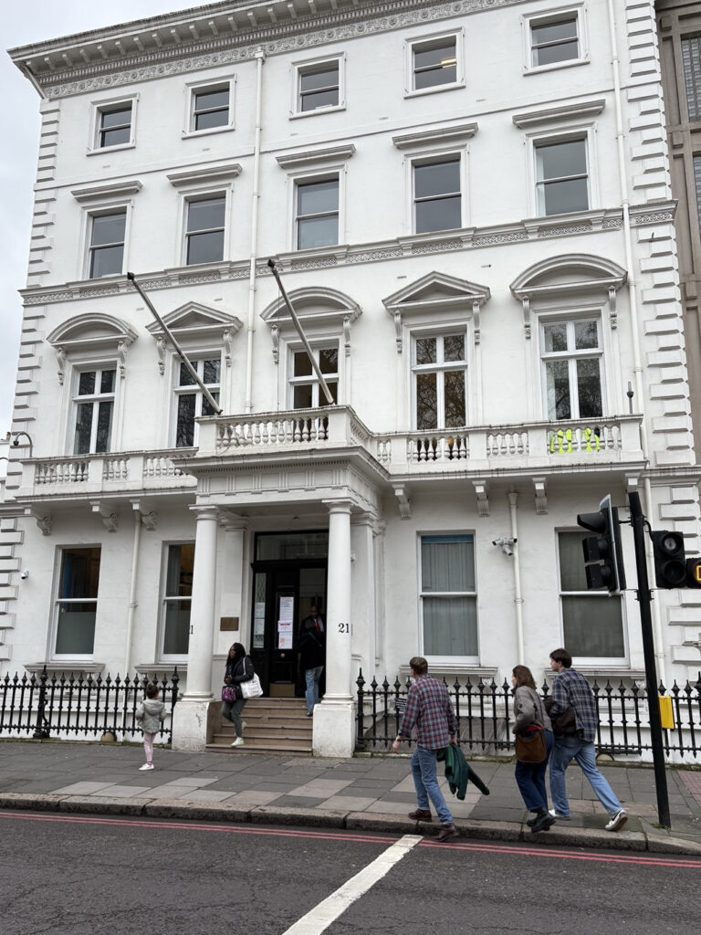 Des passants devant l’entrée du consulat de France à Londres, où Lesfrançais.press a recueilli les témoignages de Français installés au Royaume-Uni.