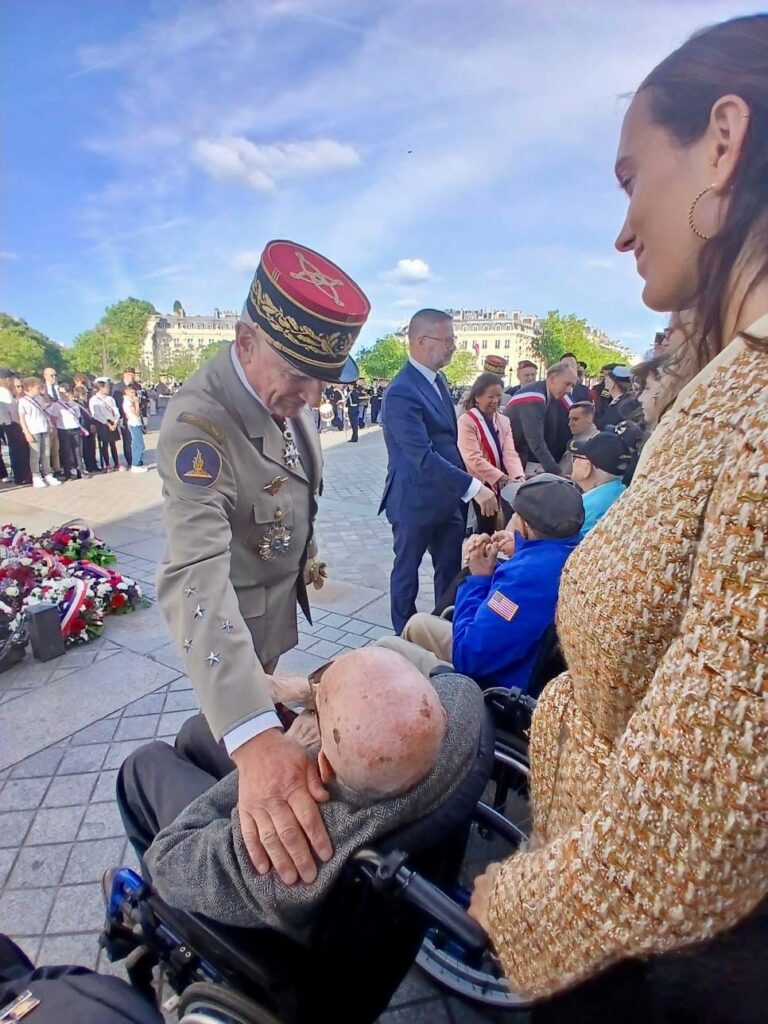 Peter Kenton avec un officier français pour la commémoration des 80 ans du Débarquement, en 2024