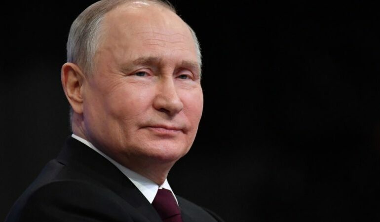 "Nous attendons le deuxième tour, mais les préférences des électeurs français sont plus ou moins claires pour nous", a-t-il ajouté alors que la plus grande incertitude plane sur le profil de la future Assemblée nationale française." - Dmitri Peskov, le porte-parole de Vladimir Poutine, ce lundi 01 juillet au Kremlin.
