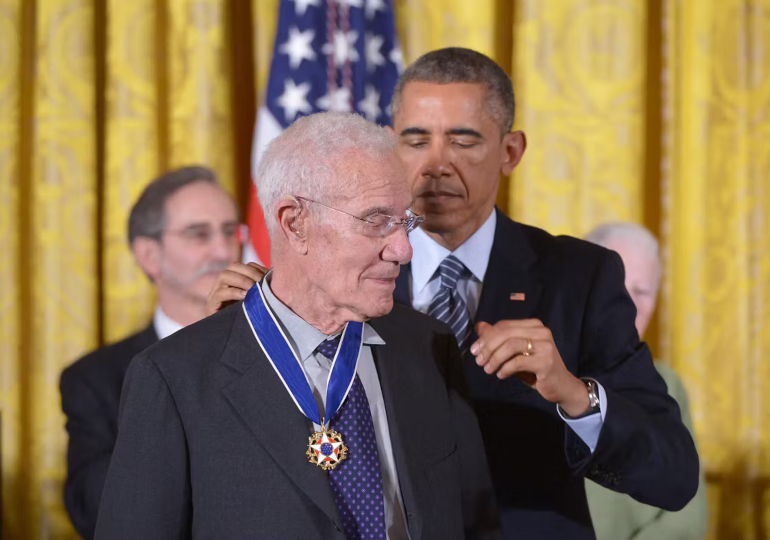 Le président des Etats-Unis Barack Obama remet la médaille de la Liberté à l’économiste Robert Solow, à Washington, en 2014.