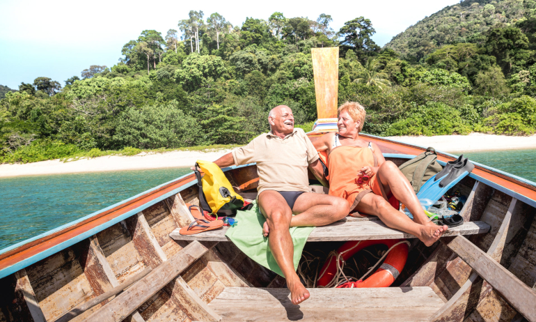 Séniors sur un bateau en Thaïllande