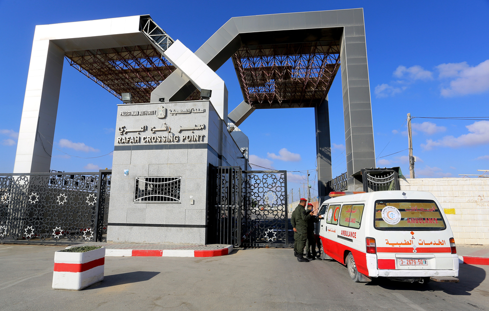 People,Seen,Before,Crossing,To,Egypt,Through,The,Rafah,Border