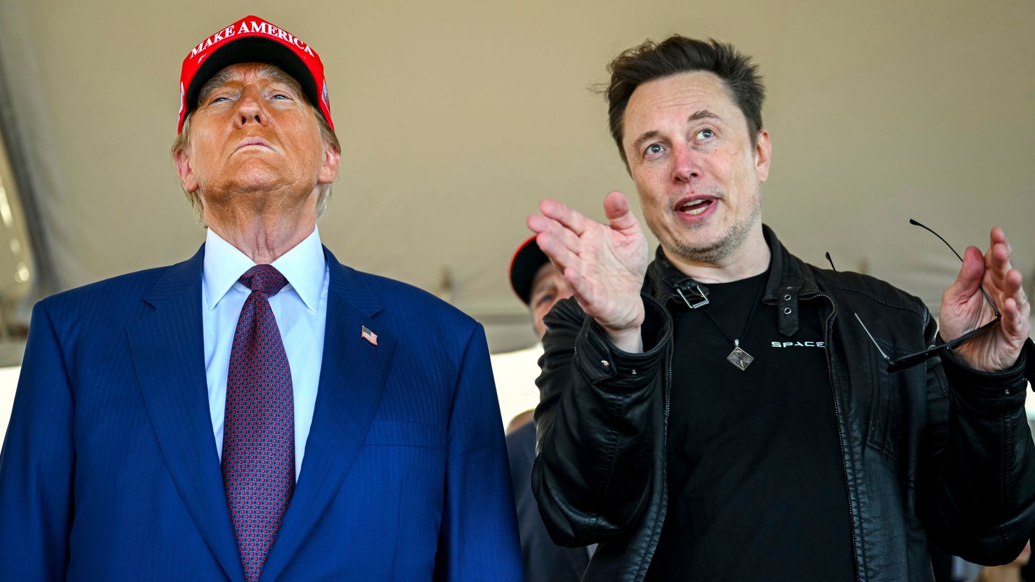 Le président élu Donald Trump écoute Elon Musk alors qu’il arrive au lancement d’une fusée SpaceX le mois dernier. Photo : AP